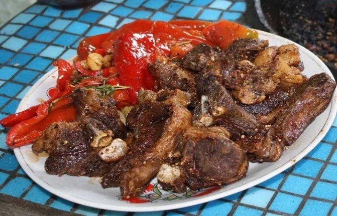 Тушёная баранина на костре в казане